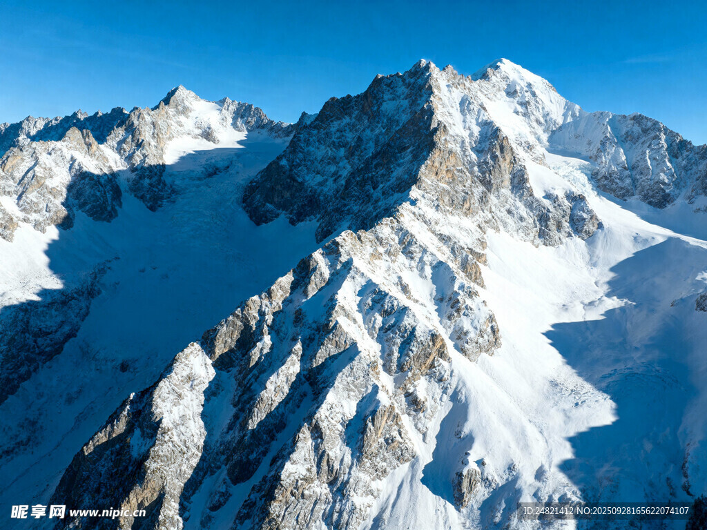 巍峨雪山壮丽景致
