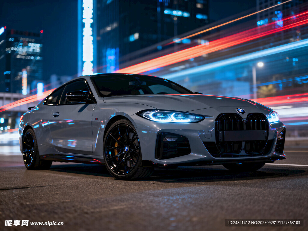 都市夜色中的炫酷银色轿车