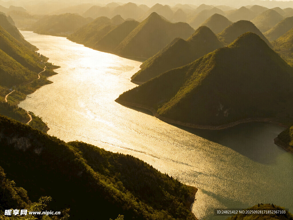 壮丽山水风光图