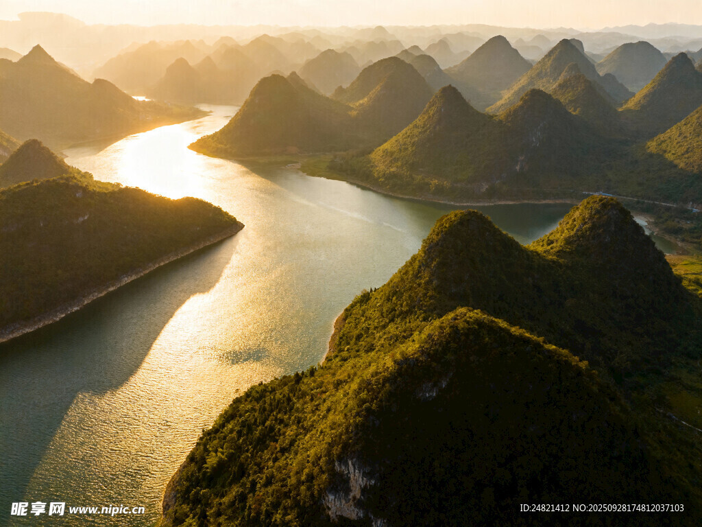 壮美山水间的晨曦美景