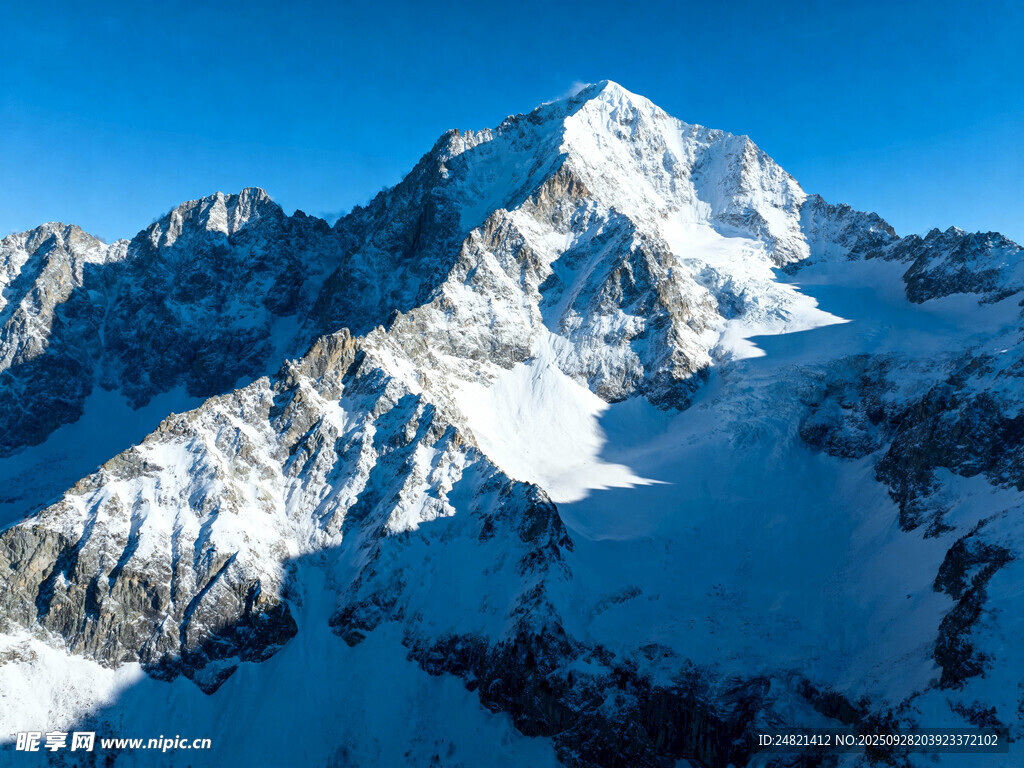 巍峨雪山壮丽景致