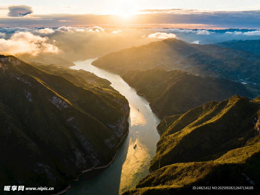 壮丽河谷日出美景