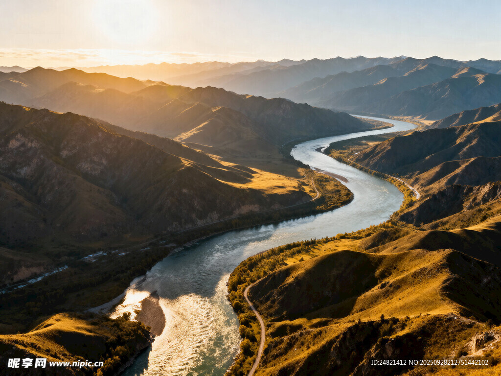 壮丽山河间蜿蜒的河流