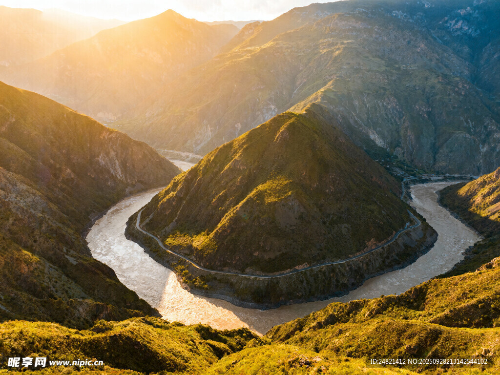 壮丽山河间的蜿蜒河流