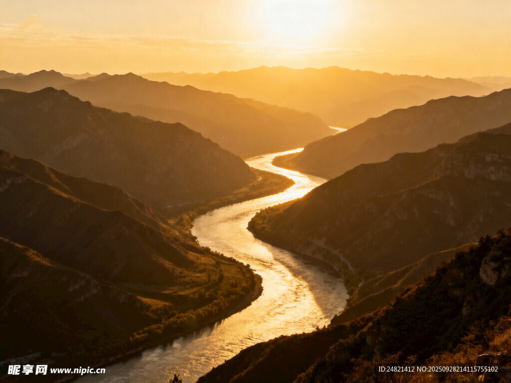 夕阳下蜿蜒河流穿山谷