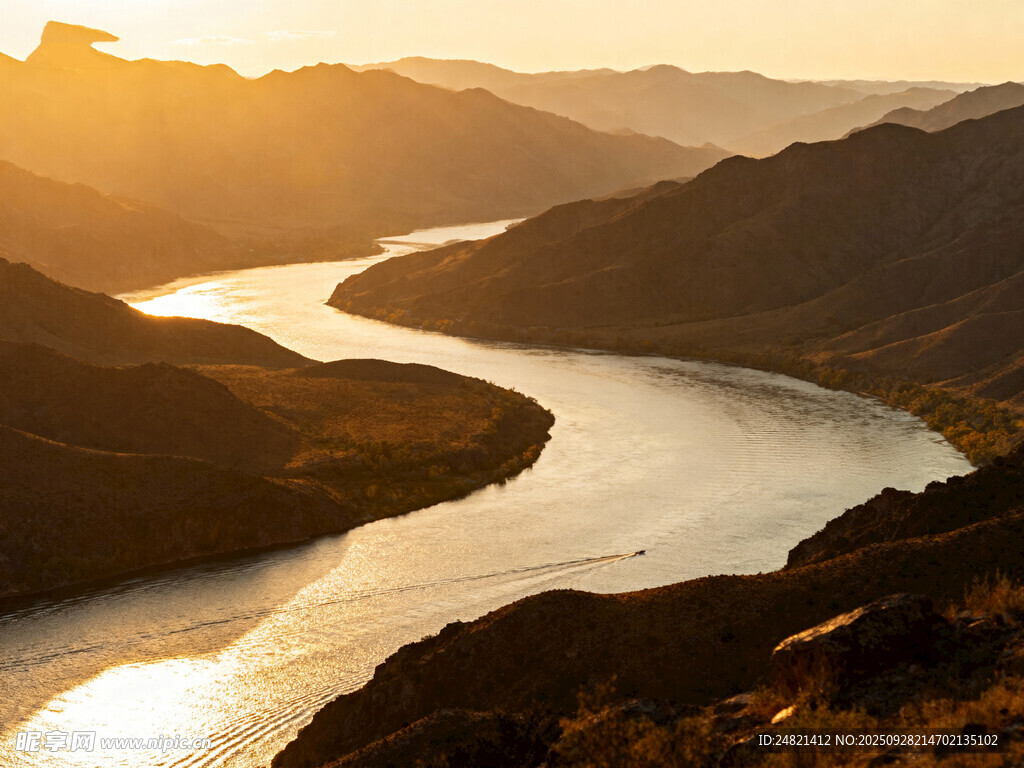 壮丽山河间的蜿蜒河流