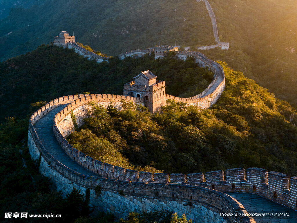 壮丽长城蜿蜒于山峦之间