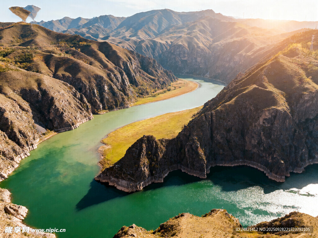壮丽峡谷中的碧绿河流