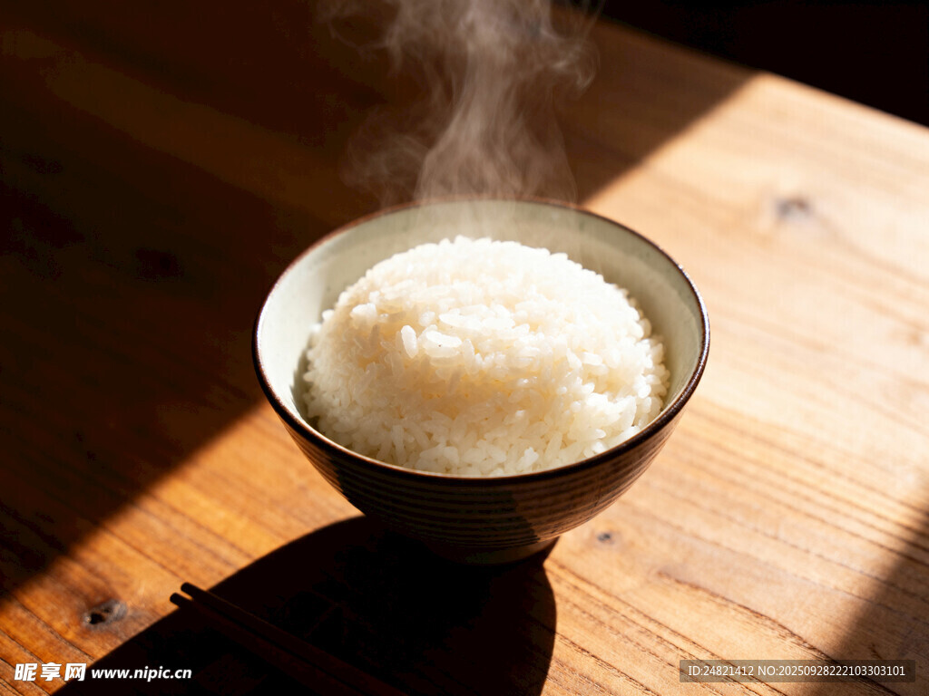 热气腾腾的一碗白米饭