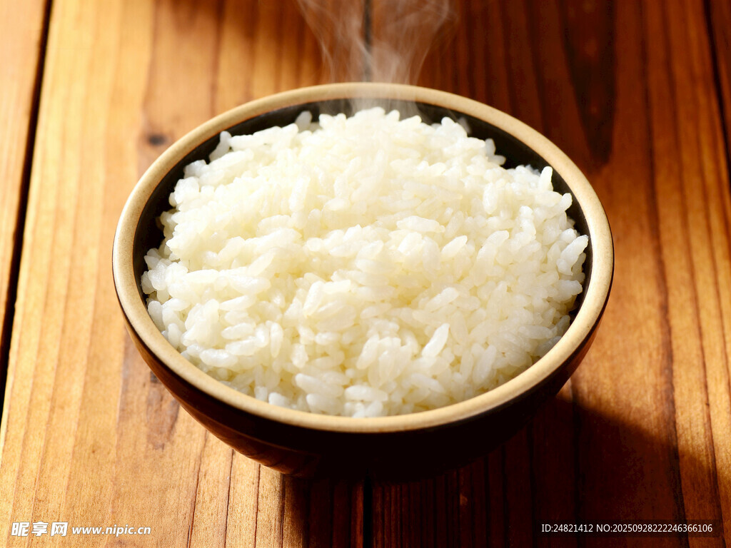 热气腾腾的一碗白米饭