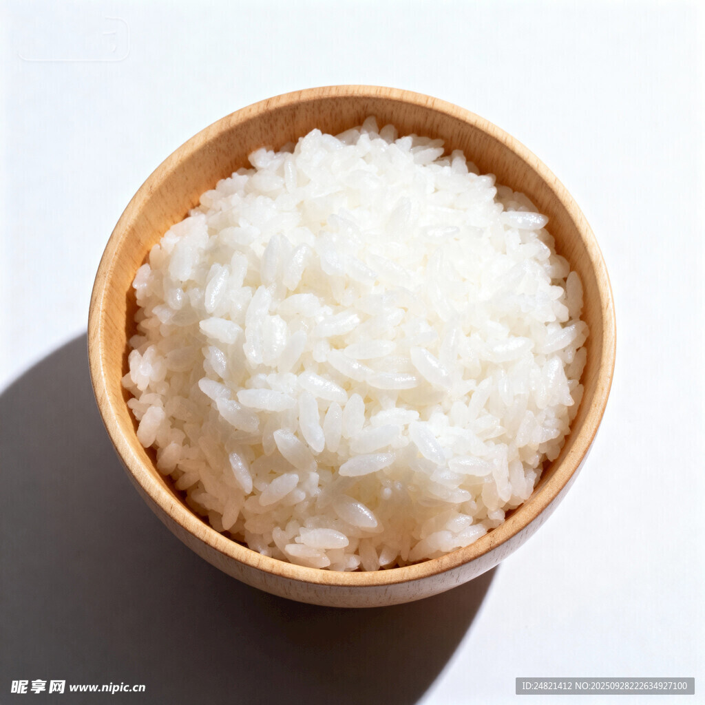 木碗中的白米饭