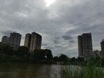 城市河畔阴天景象