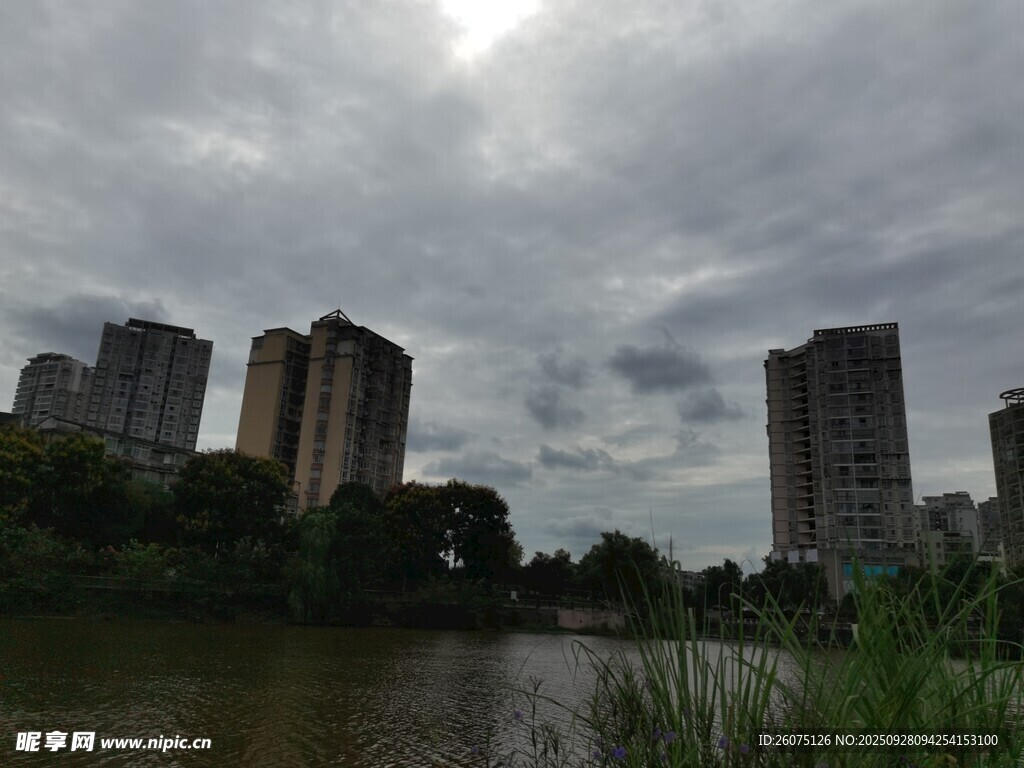 城市河畔阴天景象