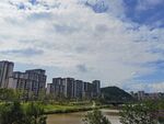 城市河畔高楼与蓝天白云