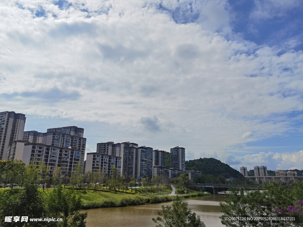 城市河畔高楼与蓝天白云
