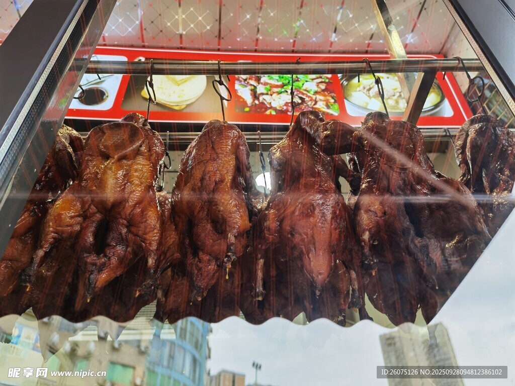 橱窗里的美味烤鸭