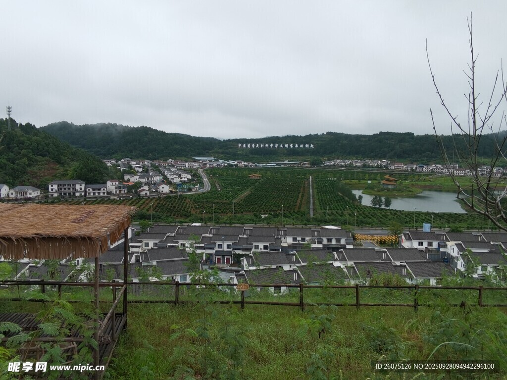 俯瞰山间小镇景色