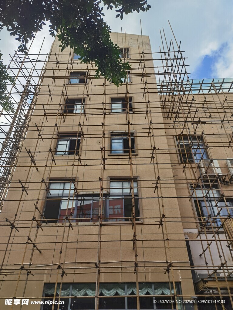 楼房施工搭建脚手架场景