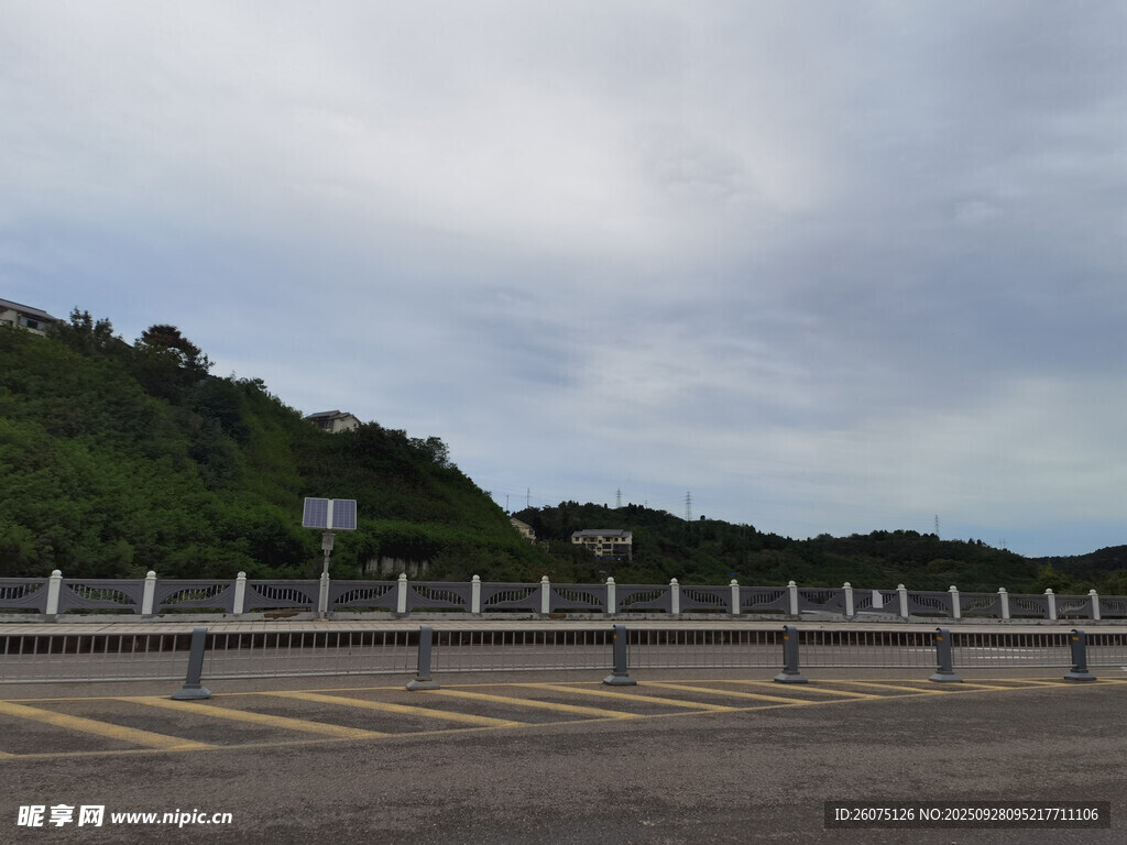 公路旁山丘与多云天空