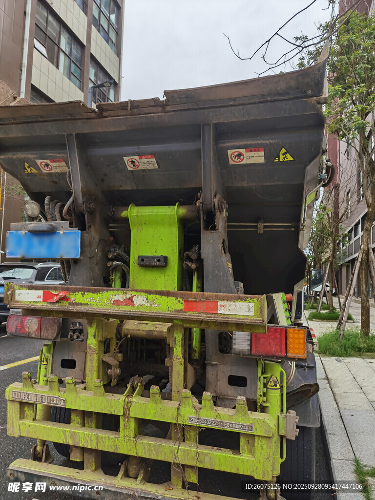 街道旁的绿色环卫车