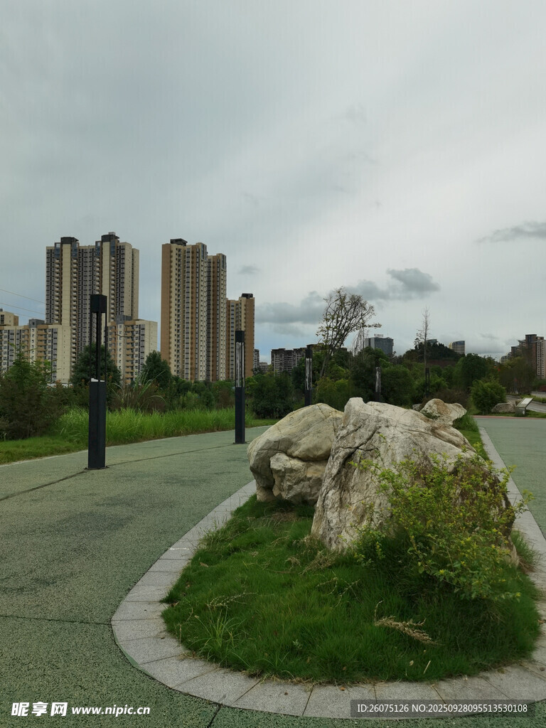 城市绿地中的巨石景观