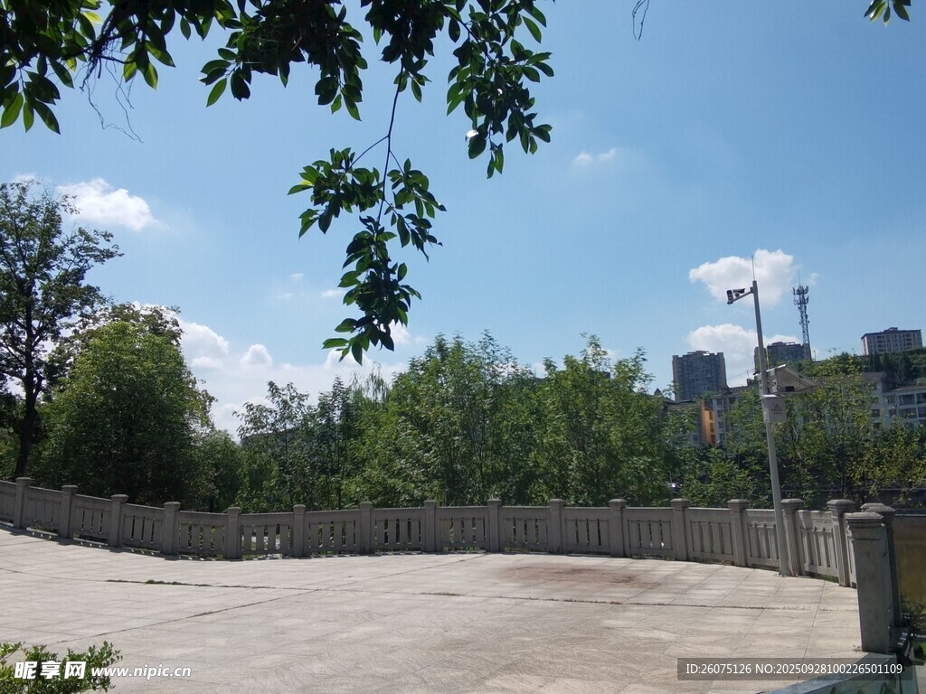 户外空旷场地与绿树蓝天