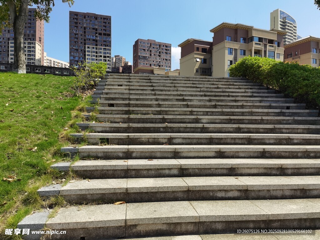 古老石阶通向城市建筑