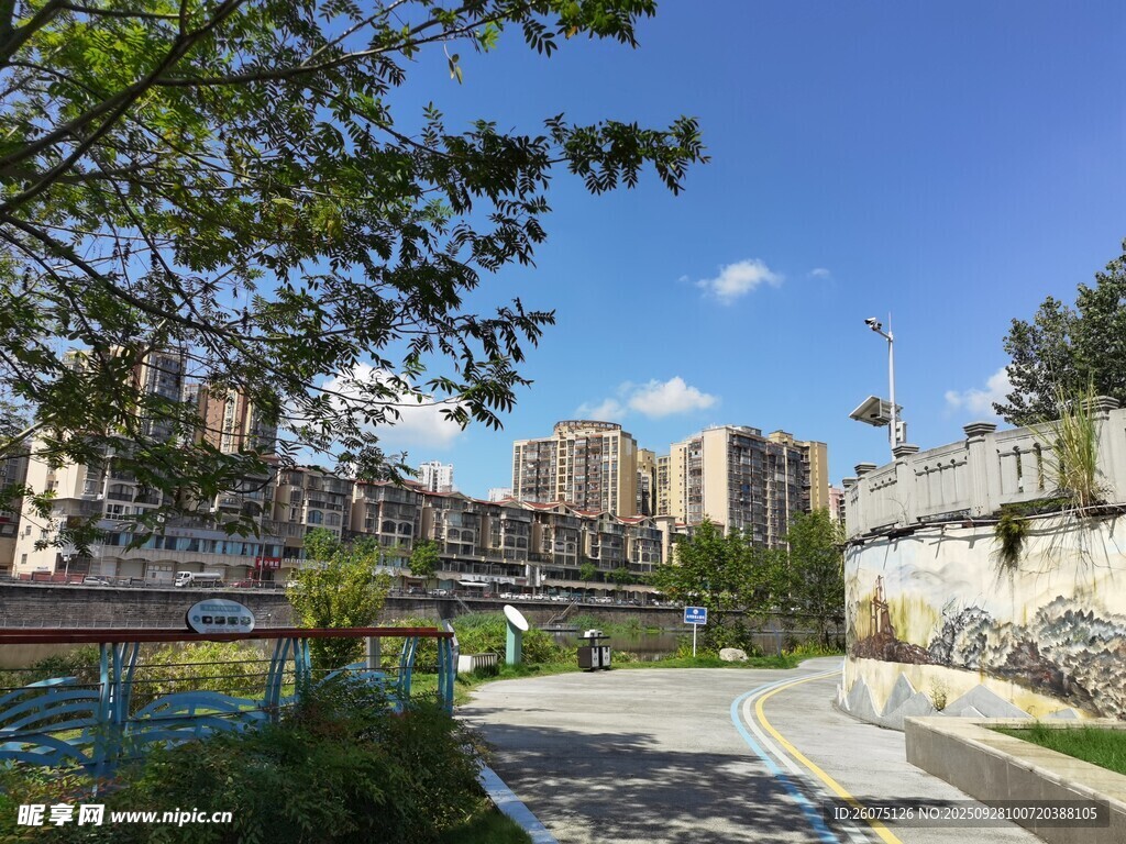 城市河畔景观步道风光