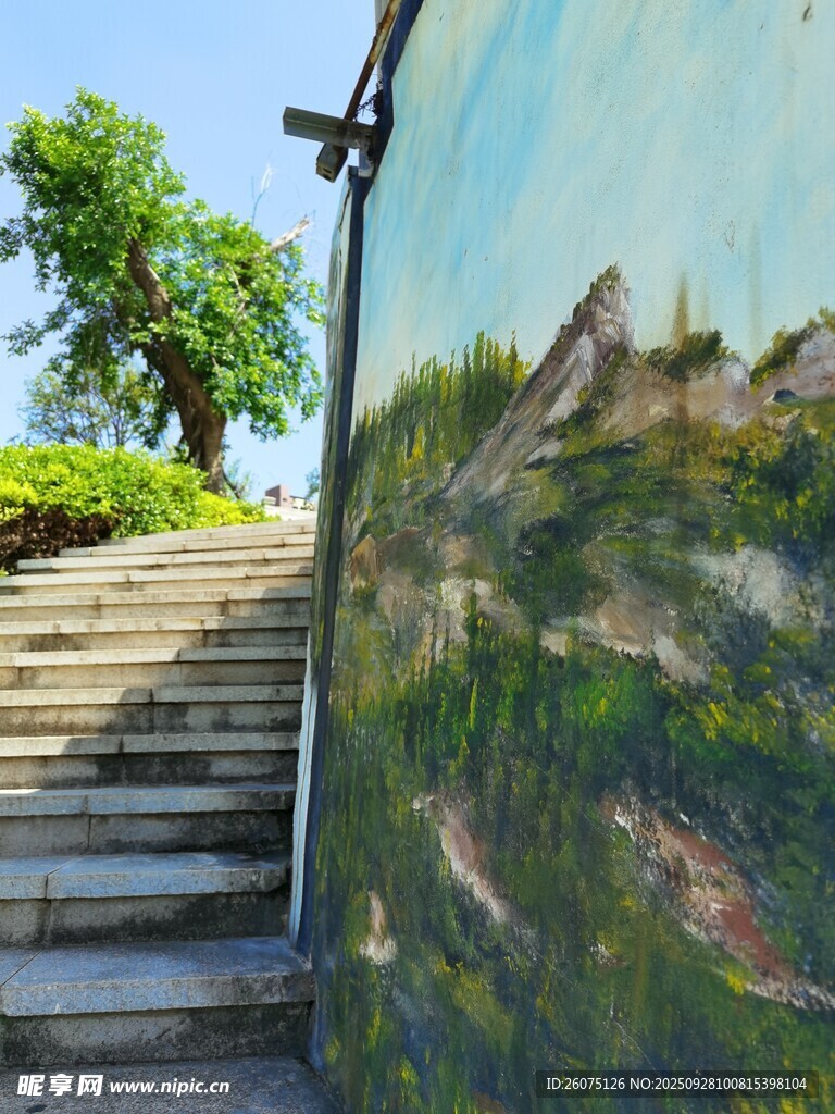 彩绘楼梯旁的绿意景致