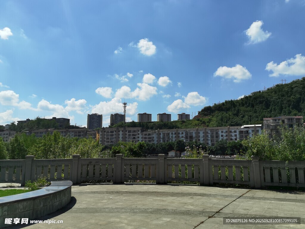城市远景与开阔广场景观