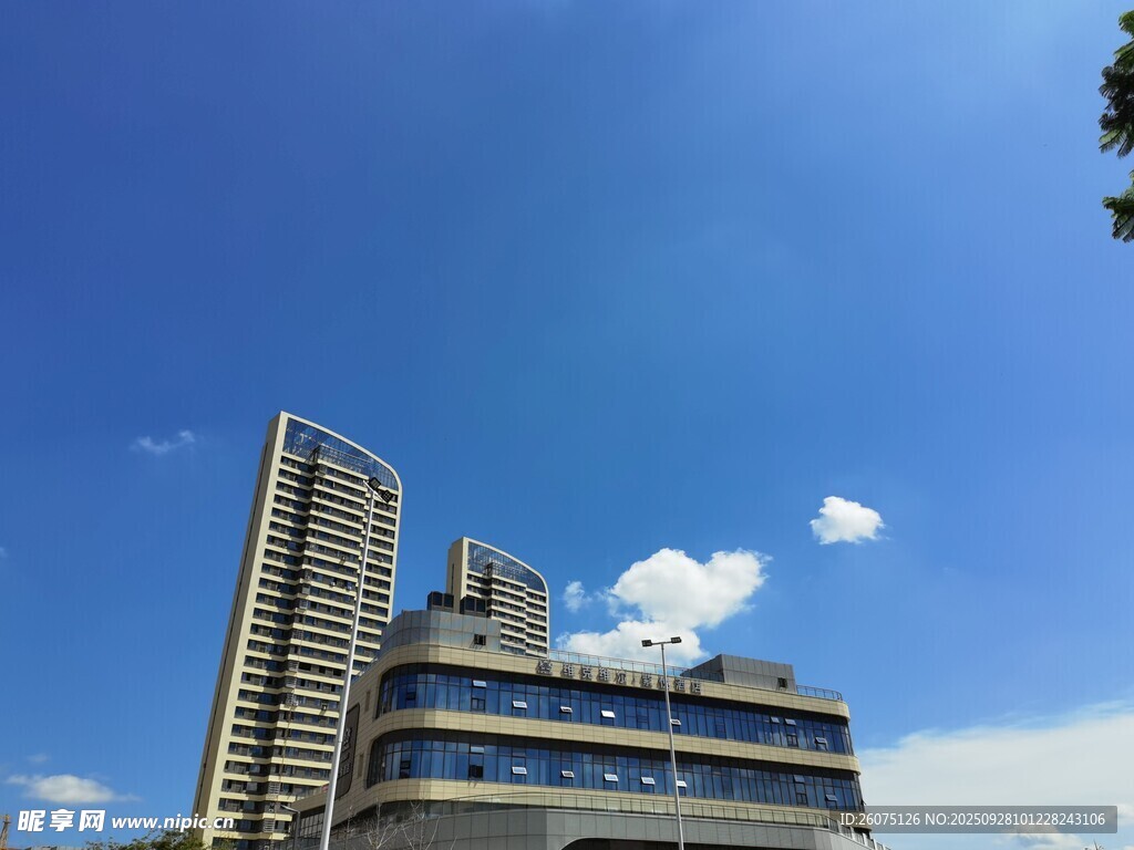 城市高楼与蓝天美景
