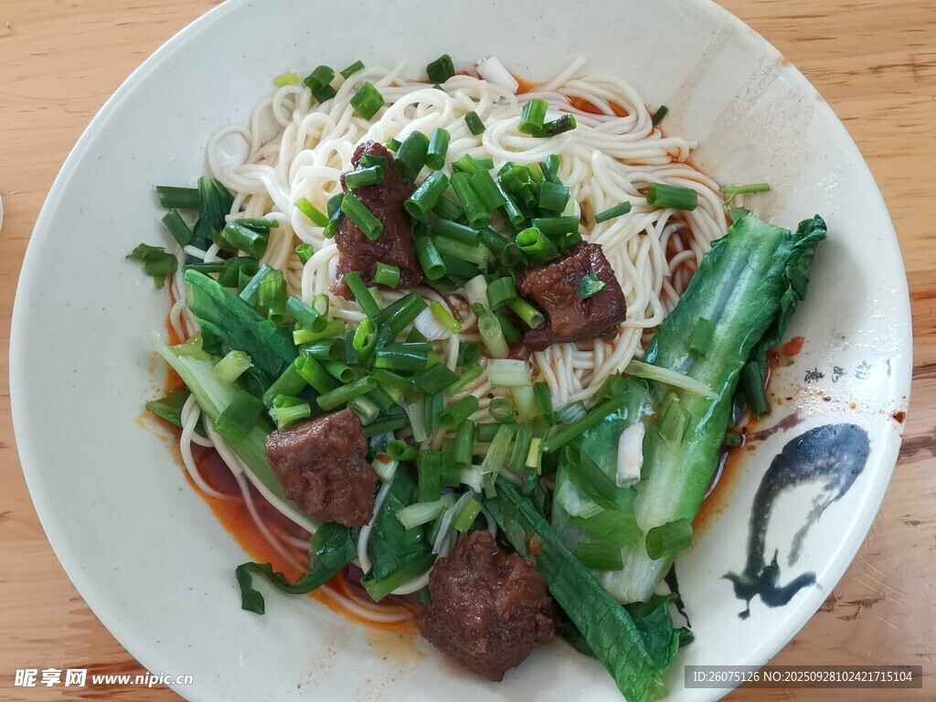 美味牛肉青菜拌面