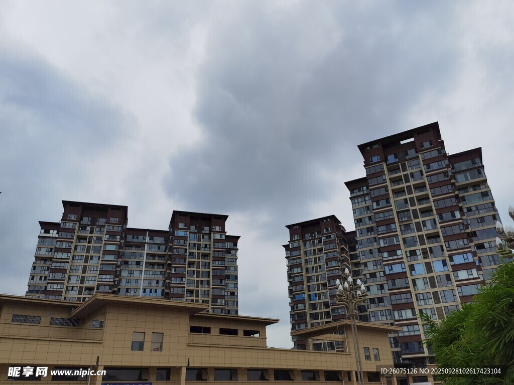 老旧居民楼与阴沉天空