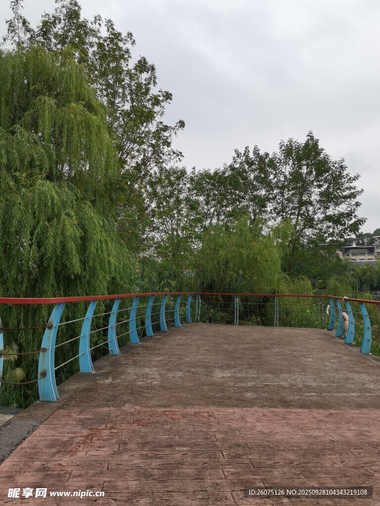 公园中蜿蜒的彩色栏杆小路