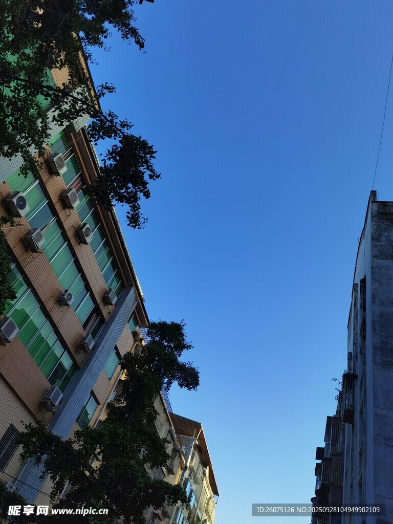 城市高楼与蓝天景象