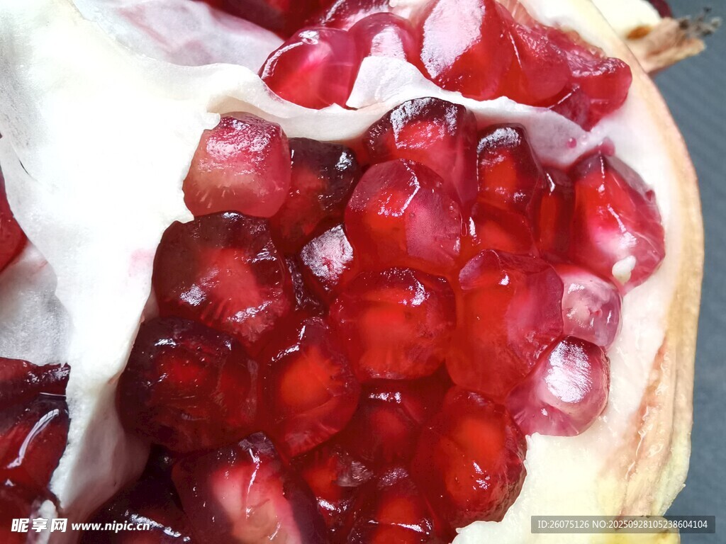 切开的饱满多汁红石榴
