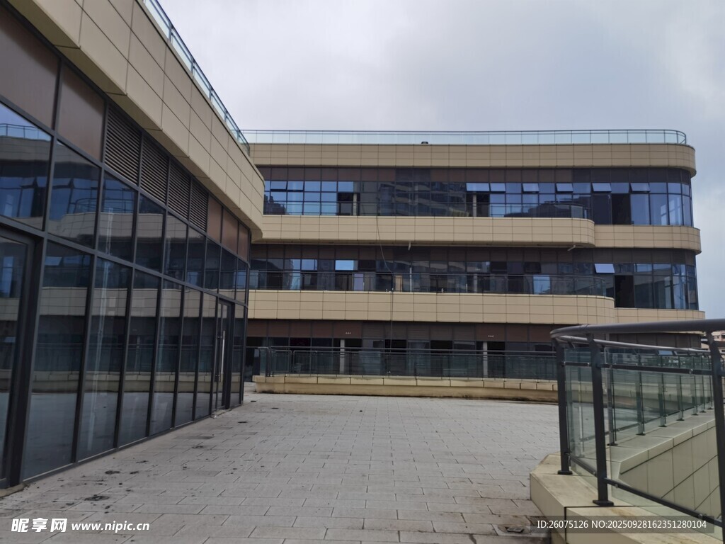 现代风格多层办公建筑外观