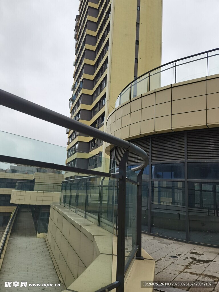 城市中高楼旁的户外通道