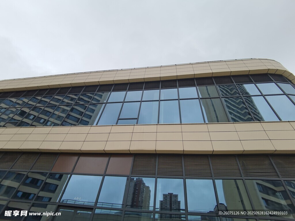 现代风格玻璃幕墙建筑