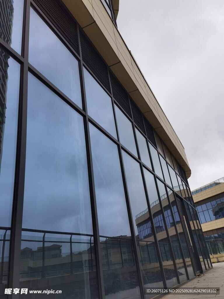 现代玻璃幕墙建筑外观