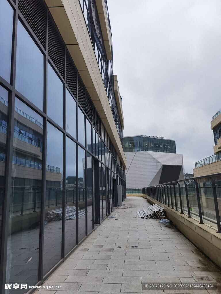 现代建筑外的空旷玻璃走廊