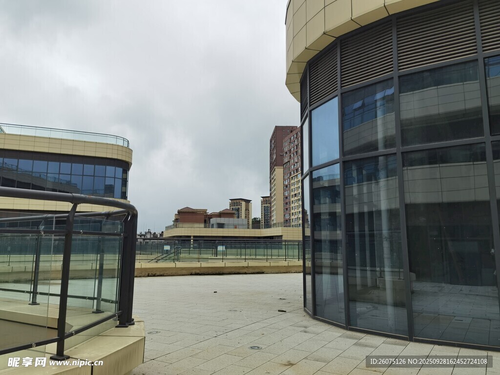 现代建筑外观与开阔空间
