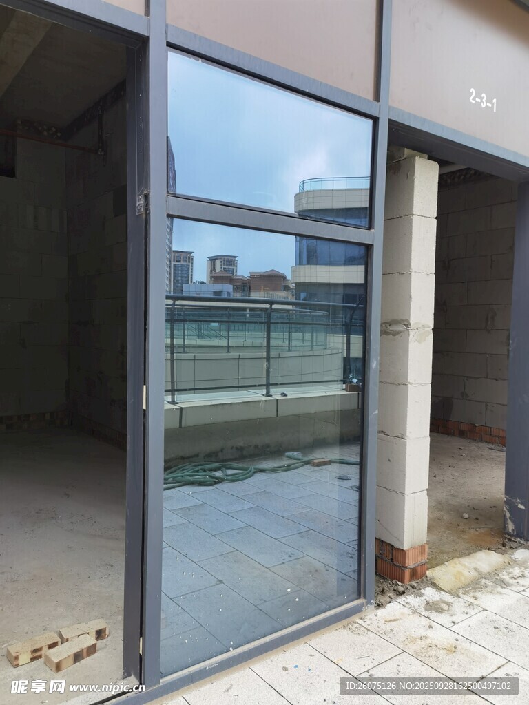 空旷室内带玻璃门窗场景