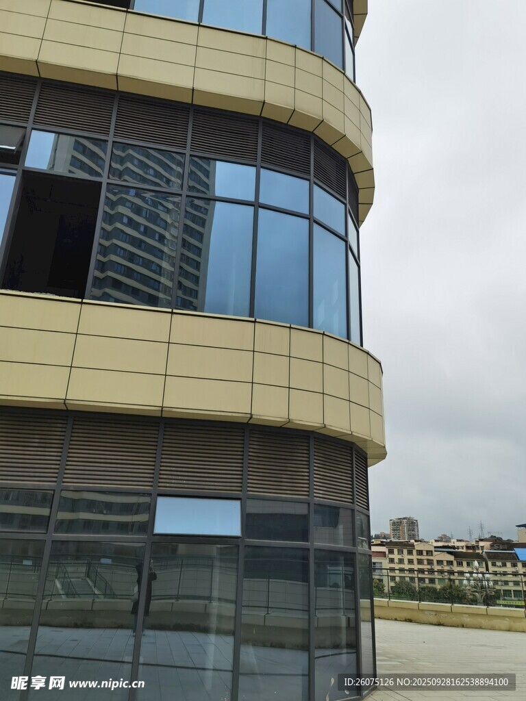 现代弧形外观商业建筑