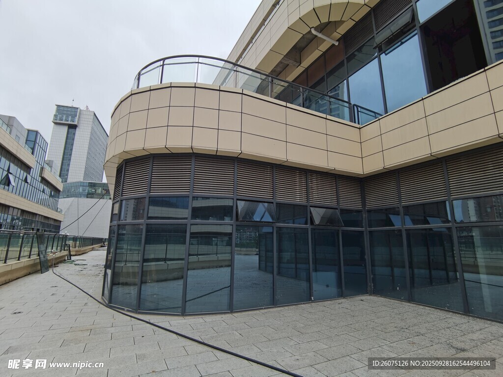 现代弧形玻璃建筑外观