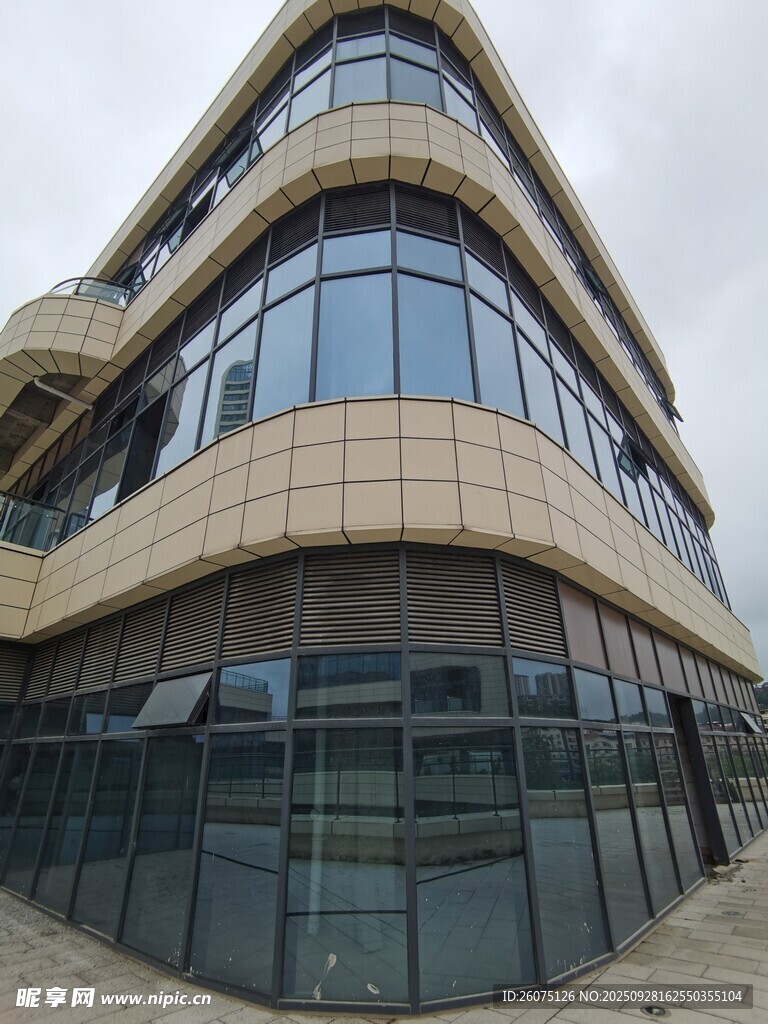 现代风格多层玻璃幕墙建筑