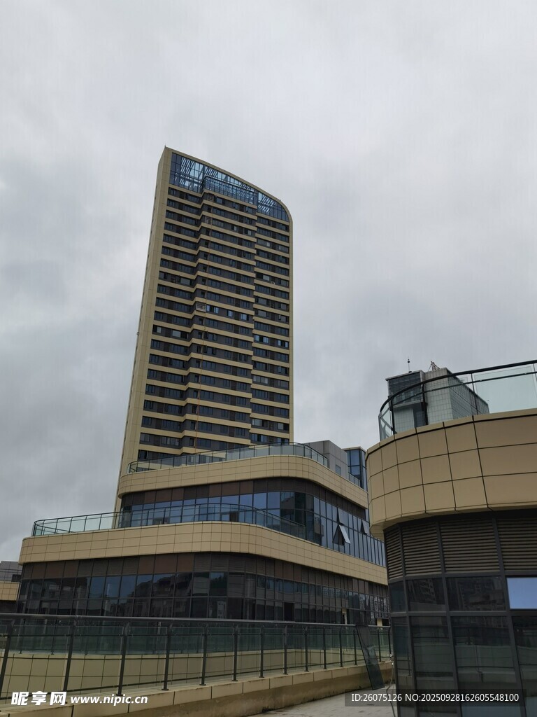 城市中高耸的现代建筑