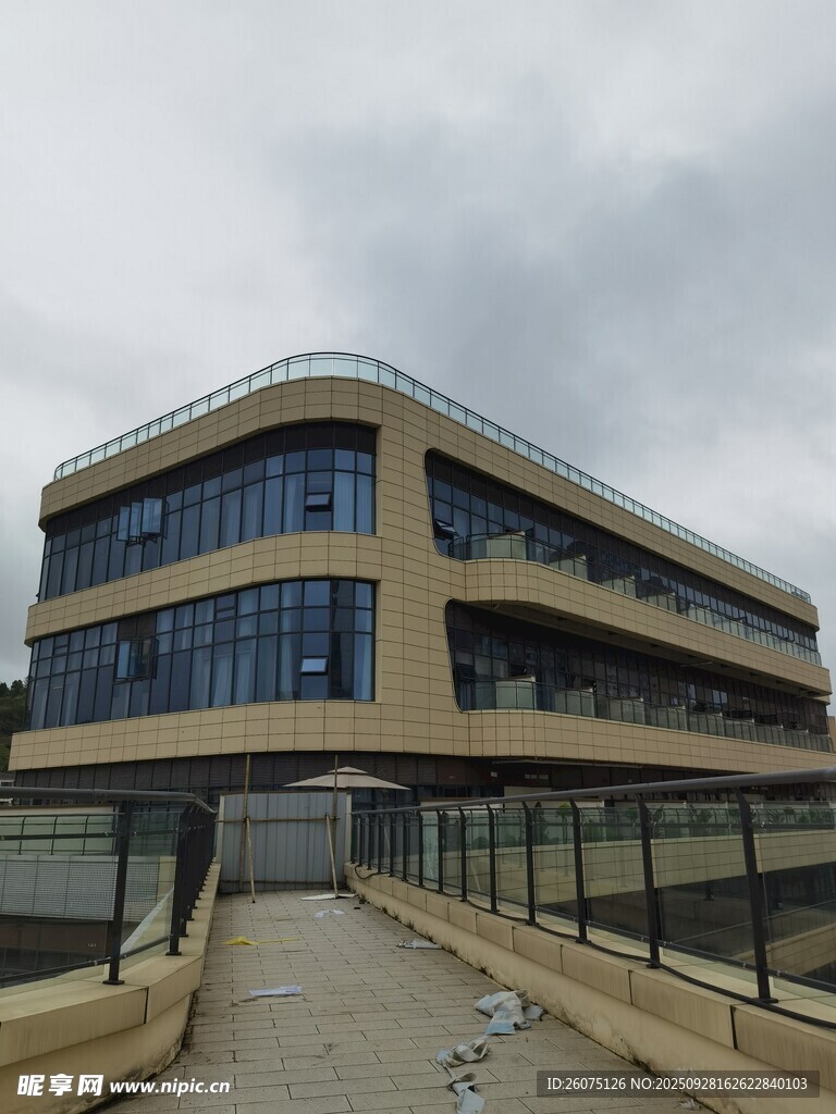 现代风格多层办公建筑