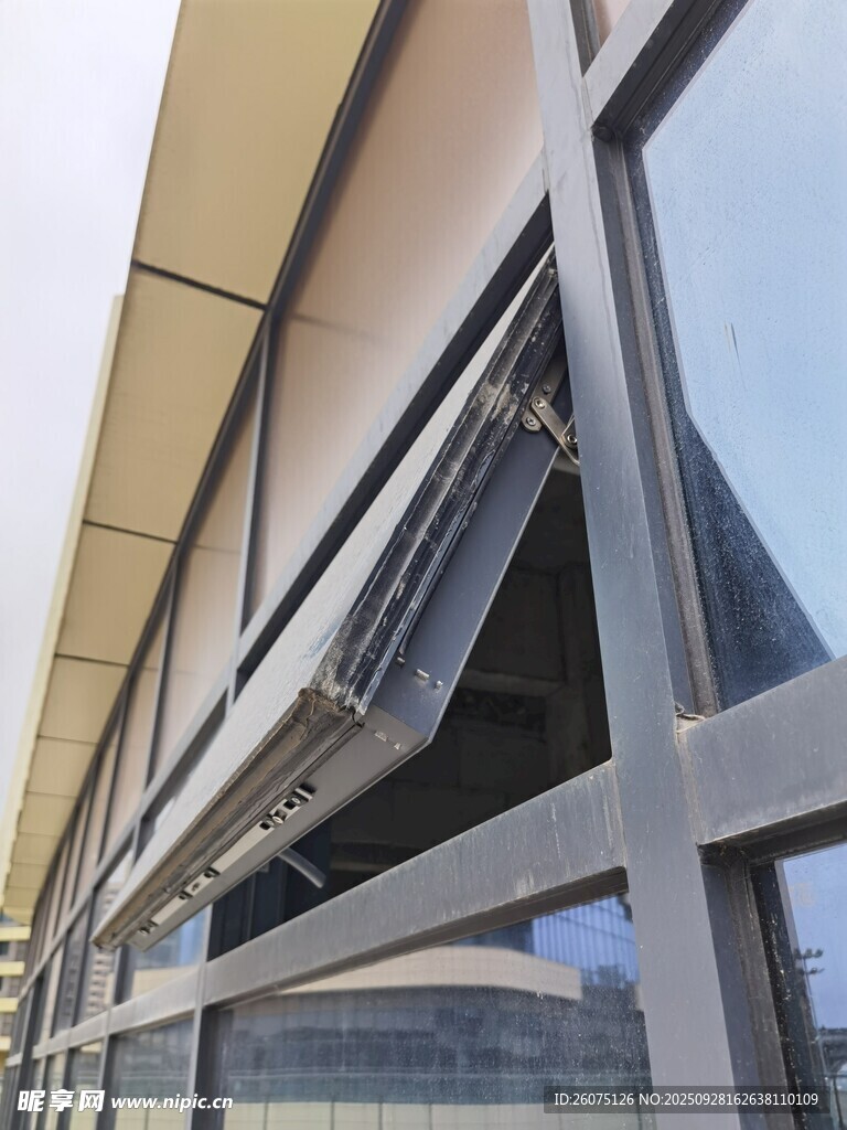 现代建筑的金属框架窗户