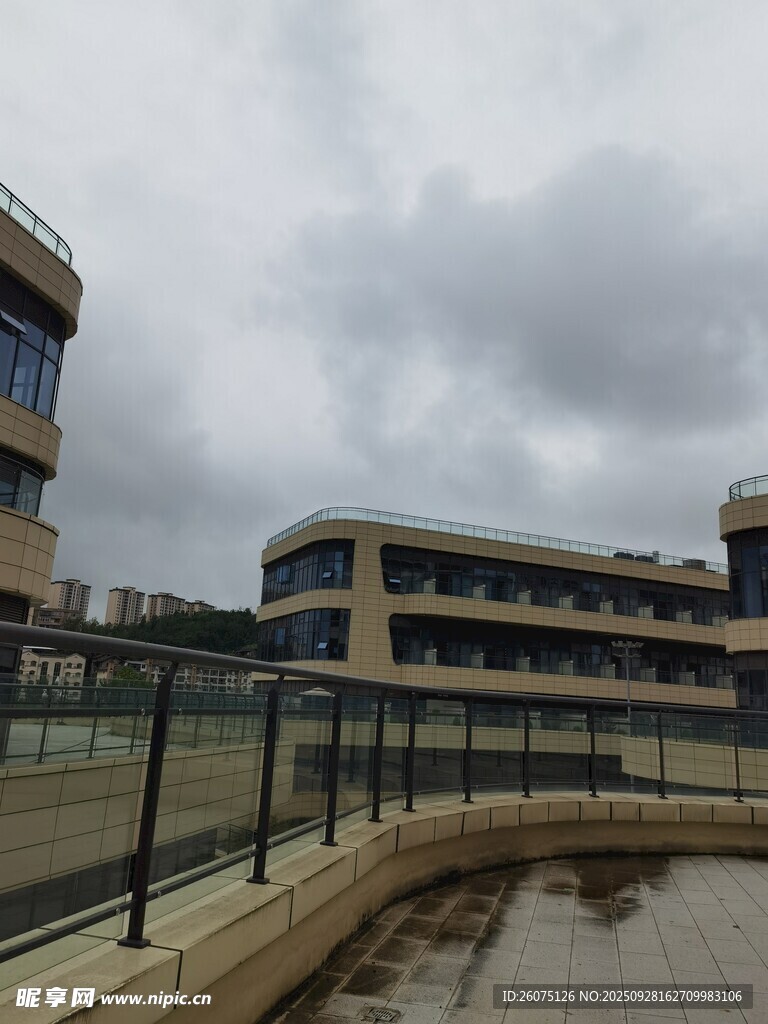 阴天校园建筑与围栏景观